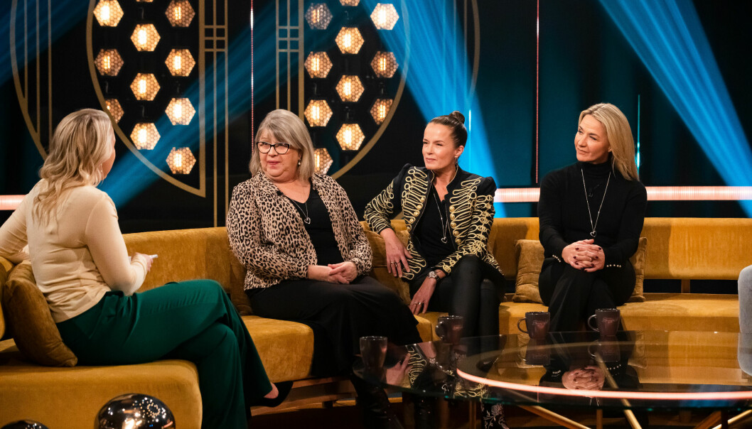 Monica Svensson, Malin Berghagen och Kristin Kaspersen gästar säsongspremiären av <em>Carina Bergfeldt </em>i SVT. Carina Bergfeldt intervjuar Monica Svensson, Malin Berghagen och Kristin Kaspersen om boken de skriver om sin mamma Lill-Babs.