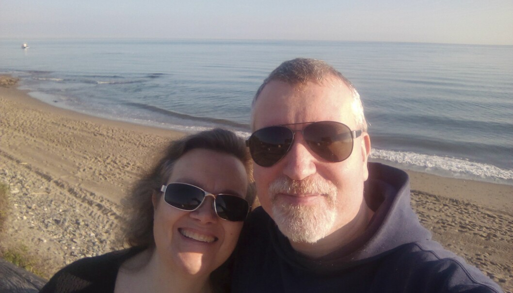 Carina och Thomas står på stranden vid vattenbrynet i Marbella där de bodde 2020.