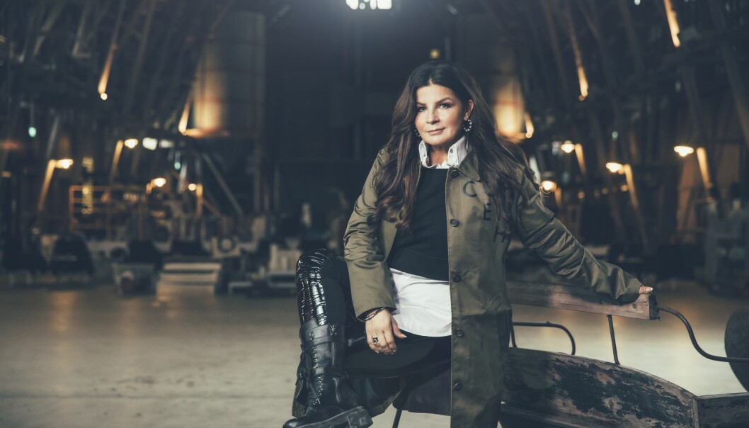 ”När jag springer runt i lokalen förlöser jag friheter, förlöser dem som sitter i bojor, förlöser en massa kraft. Där är jag en krigare.” Carola Häggkvist i Steninge slottslada där hon ska julkonserter 2021.