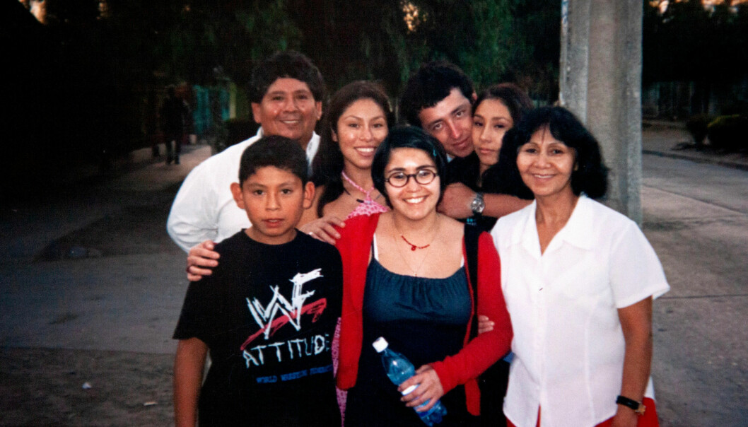 Carolina med sin biologiska familj i Chile. Mamma Rosa, pappa Pedro, syskon och deras respektive.