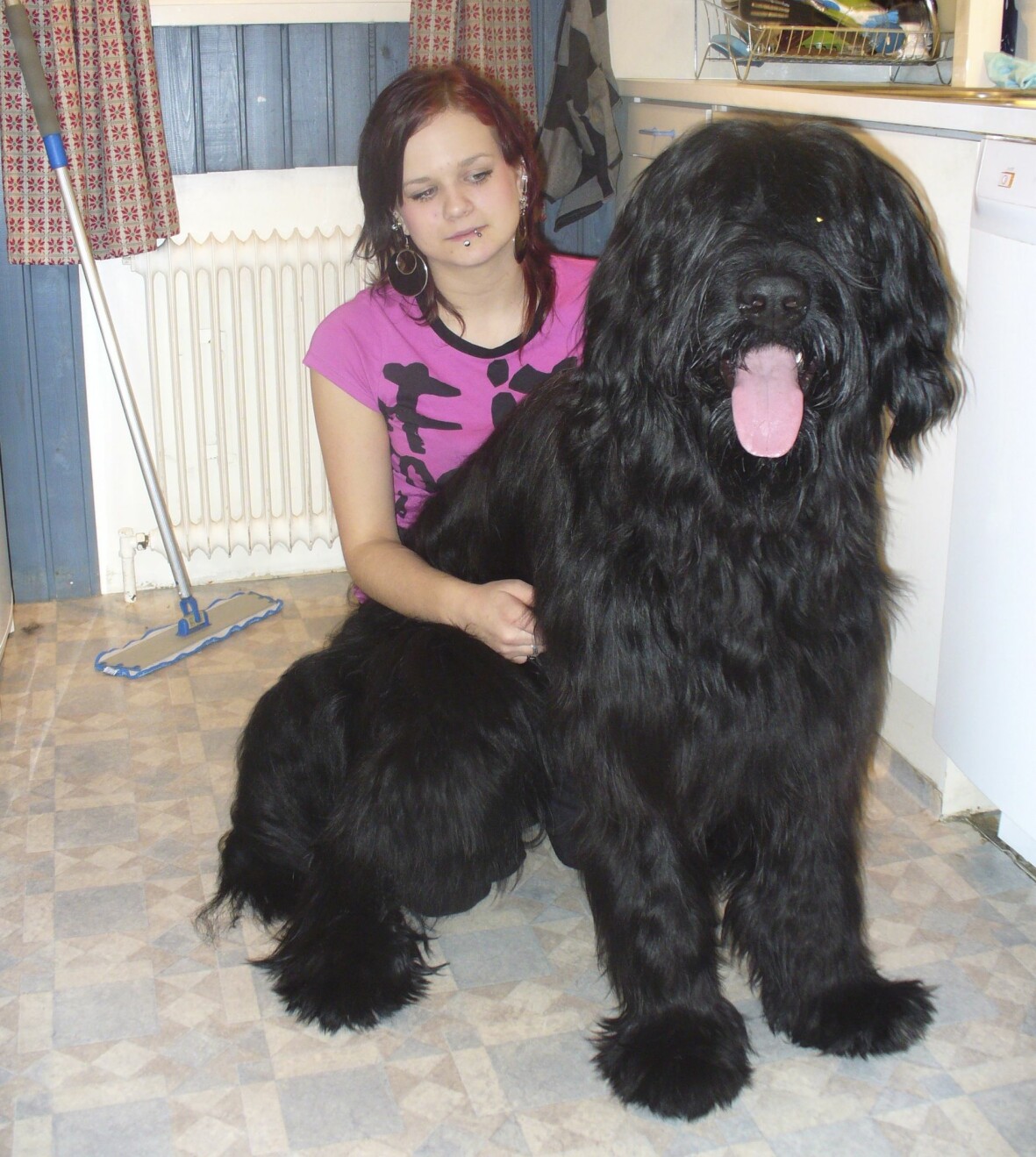 Hunden Nappen betydde mycket för Carolina när hon mådde dåligt i barndomen. Carolina sitter på golvet och håller om hunden Nappen och bilden är tagen när hon var tonåring.