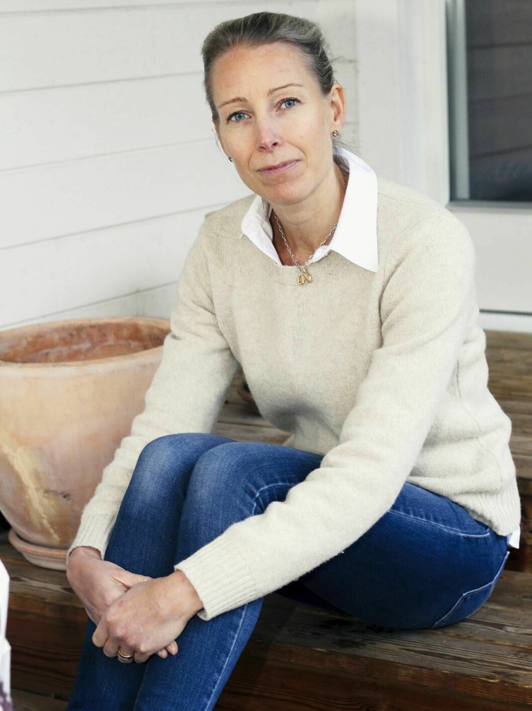 Carolina kastades mellan hopp och förtvivlan under dotterns sjukdom. Sorgen när hon dog har hon försökt bearbeta på olika sätt, att skriva om den har varit viktigt. Carolina sitter med händerna om benen