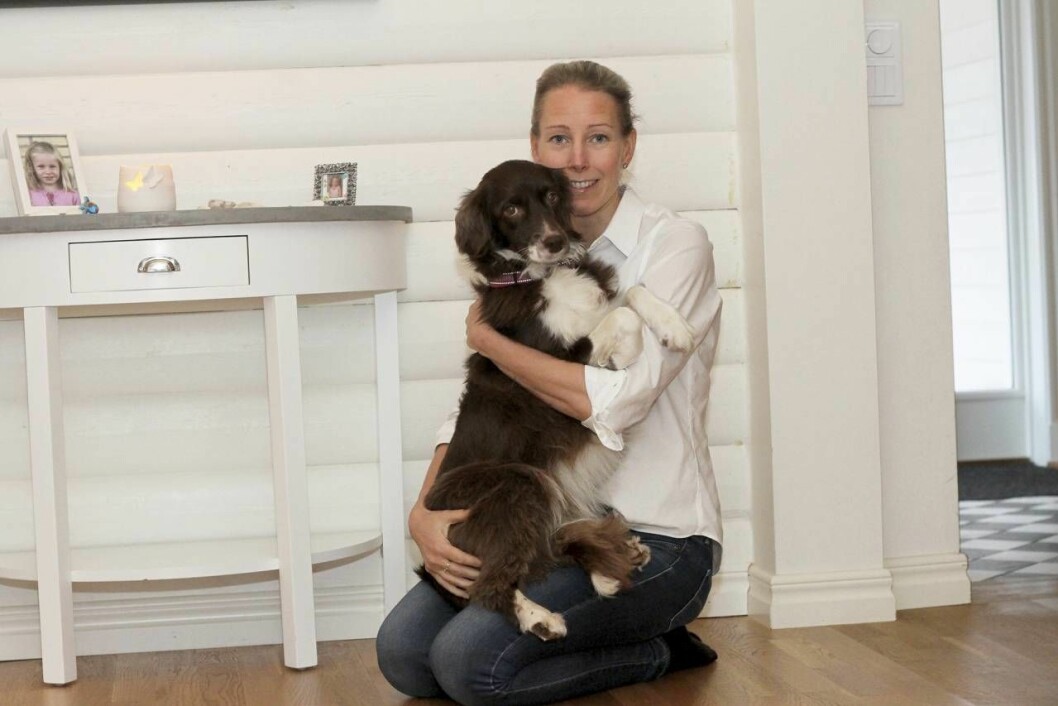 Hunden Sally kom till familjen när det såg lite ljusare ut, men sedan vände det igen. Den älskade hunden har betytt mycket i sorgen efter Anna. Anna kramar familjens hund Sally