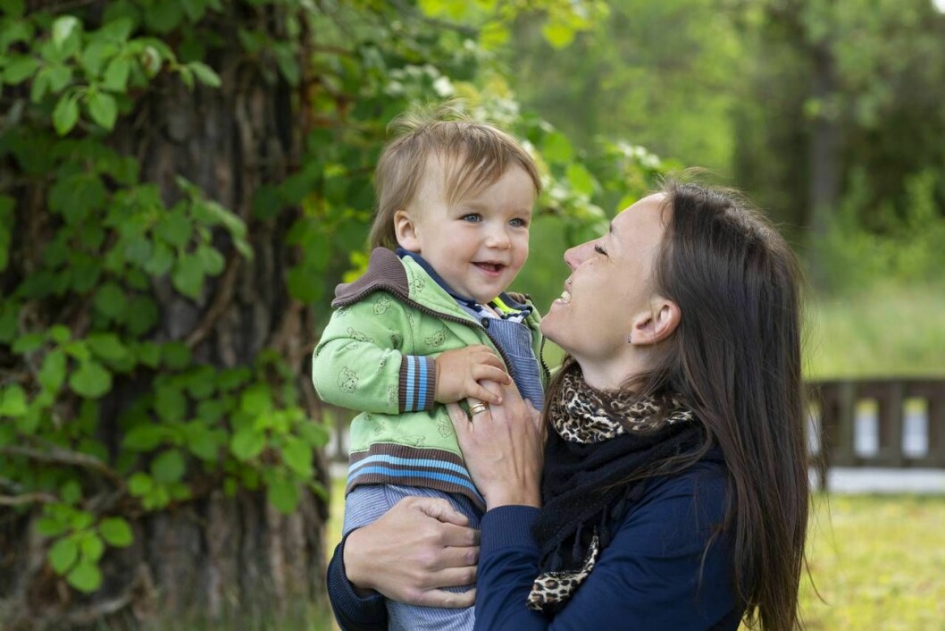 Loke har inga minnen av sin pappa, det blir Carolina som får berätta för honom vilken fin och familjekär man Benny var. Carolina busar och myser med familjens minsting Loke