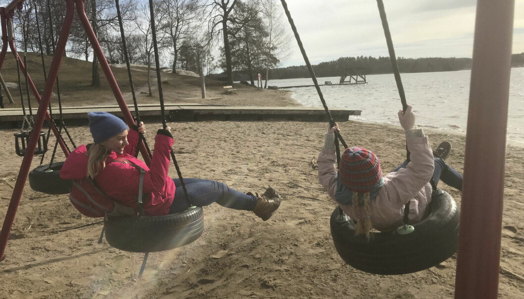 ”Min dotter ska aldrig behöva tvivla på min kärlek”, säger Caroline. Foto: Privat Caroline Cederquist gungar med sin dotter.
