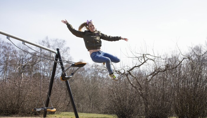 Förr fick Caroline ofta blickar för att hon lekte på lekplatser. Numera får hon blickar för att folk känner igen henne från sociala medier. Caroline Arvidsson, som mobbades i skolan, tar ett högt skutt från gungorna.