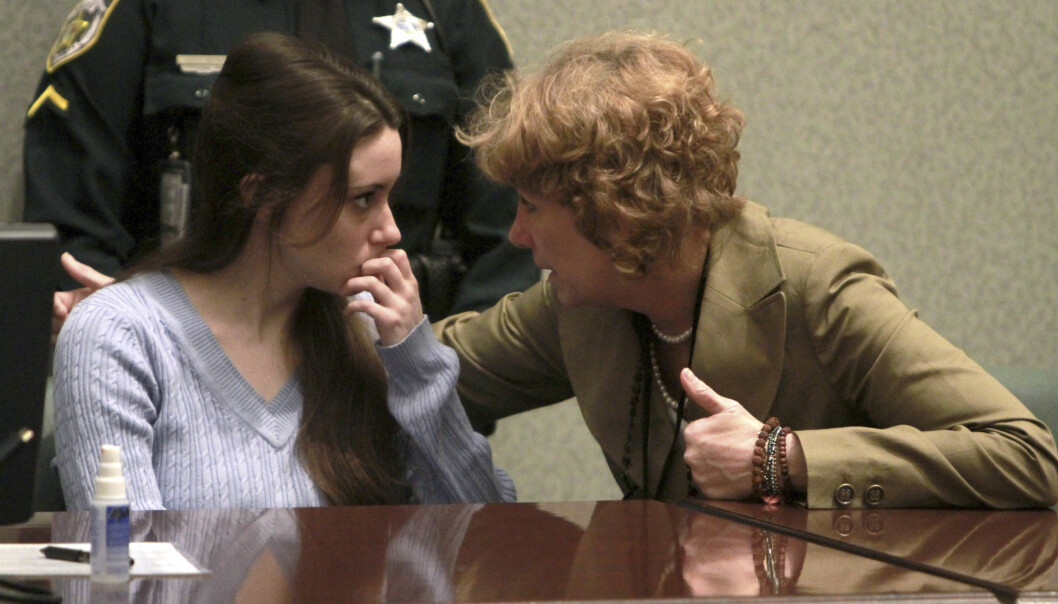 Casey Anthony får råd av sin advokat under rättegången mot henne. Casey Anthony i rätten