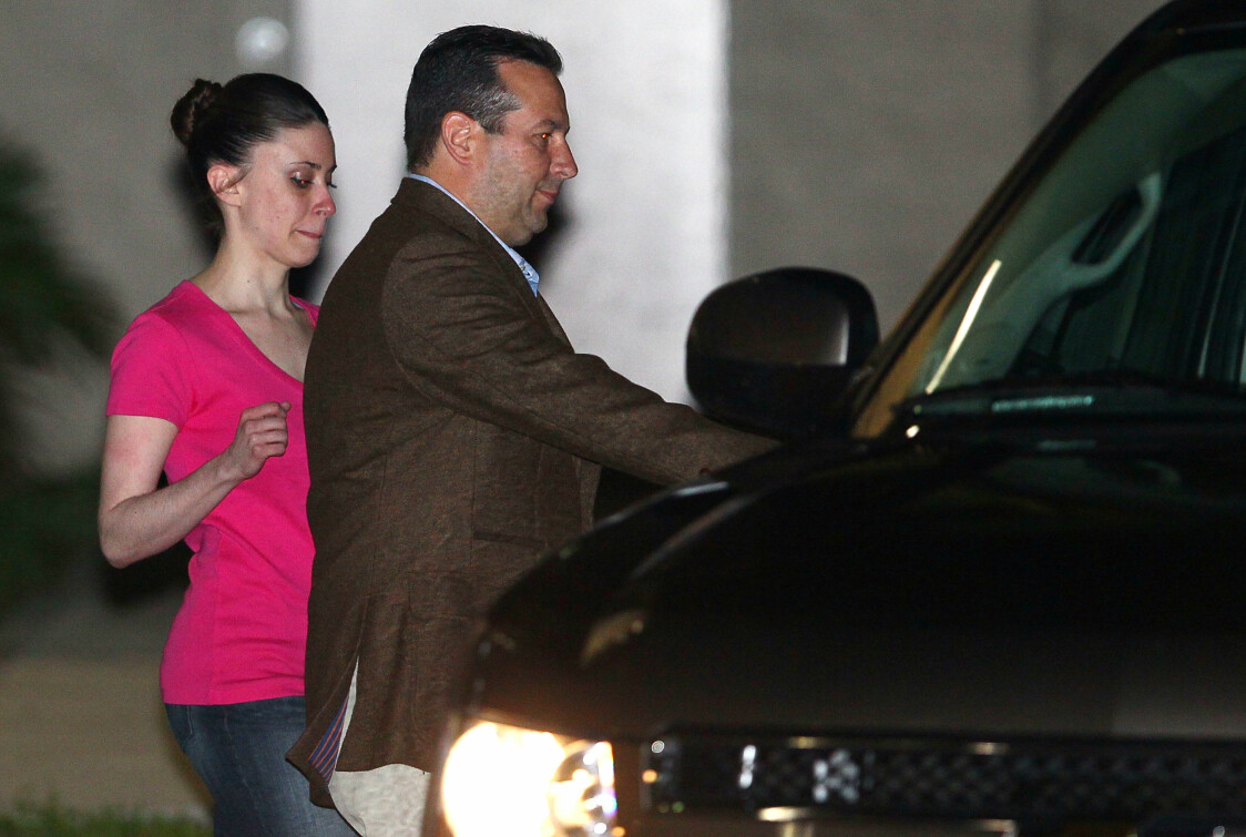 Casey med försvarare efter att ha blivit friad för mord. Casey Anthony släppt ur häktet