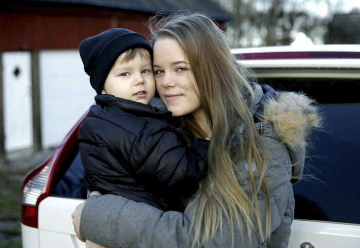 Celine har fortfarande ont efter kraschen, men det viktigaste är att hon överlevde och kunde åka hem till sonen Theo samma kväll. Celine Gelotte som överlevde en bilolycka med sin son Theo.