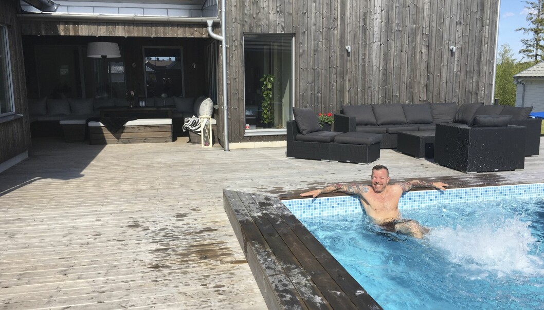 Casper trivs i poolen hemma i Floda där familjen nu bor efter att ha lämnat Partille efter många år. Casper Janebrink