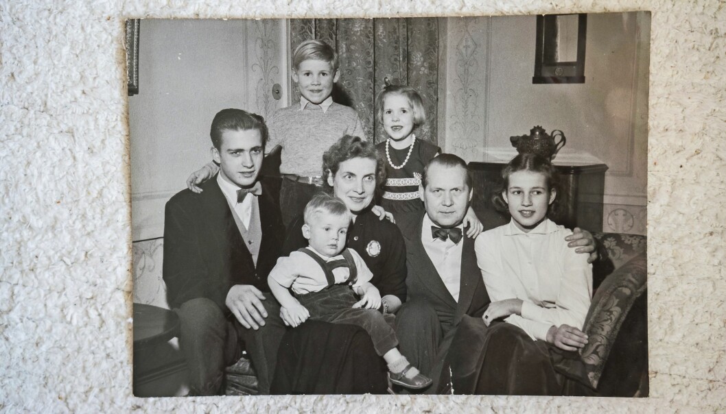 Familjen samlad. Från vänster äldsta brodern Ragnar, Henrik, lillebror Magnus (i knät), mor Mirjam, Catharina, far Axel och storasyster Eva. Foto: Privat Catharina Ingelman Sundberg som barn