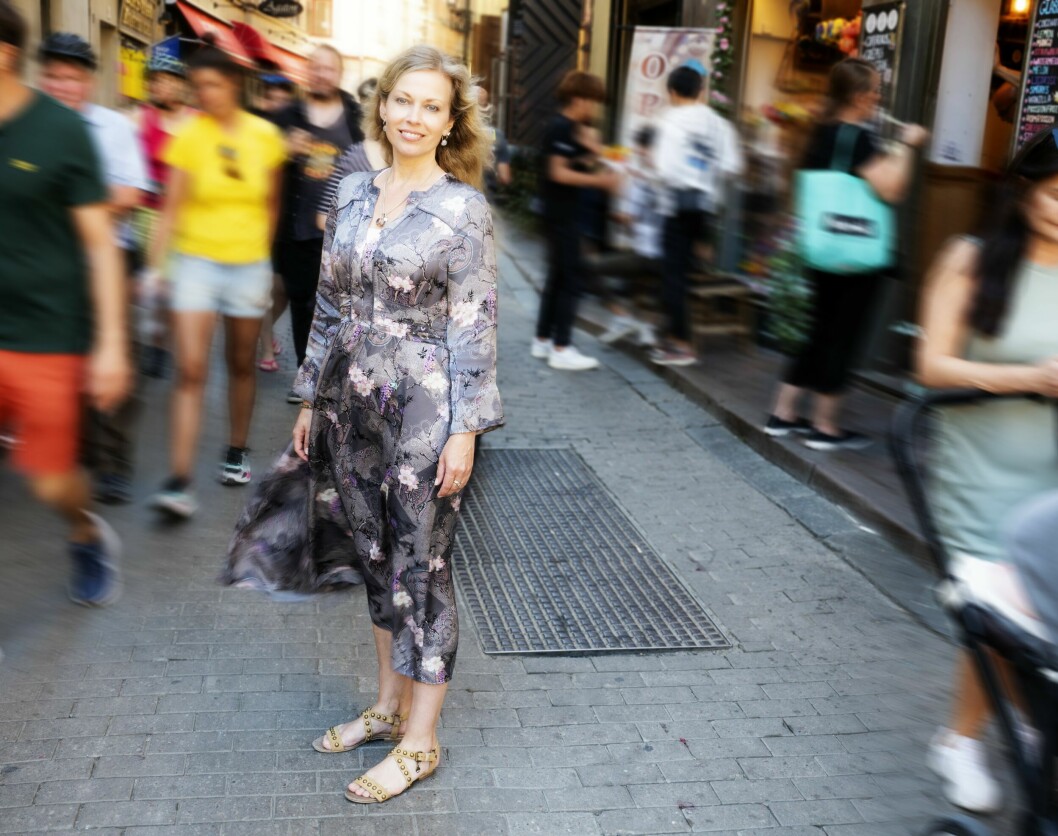 När hon själv börjar berätta om allt hon varit med om i form av övernaturliga upplevelser, så vågar andra också öppna sig, det är Cecilias erfarenhet. Cecilia Rojek ute på gatan, bland folk som är i rörelse och skyndar förbi.