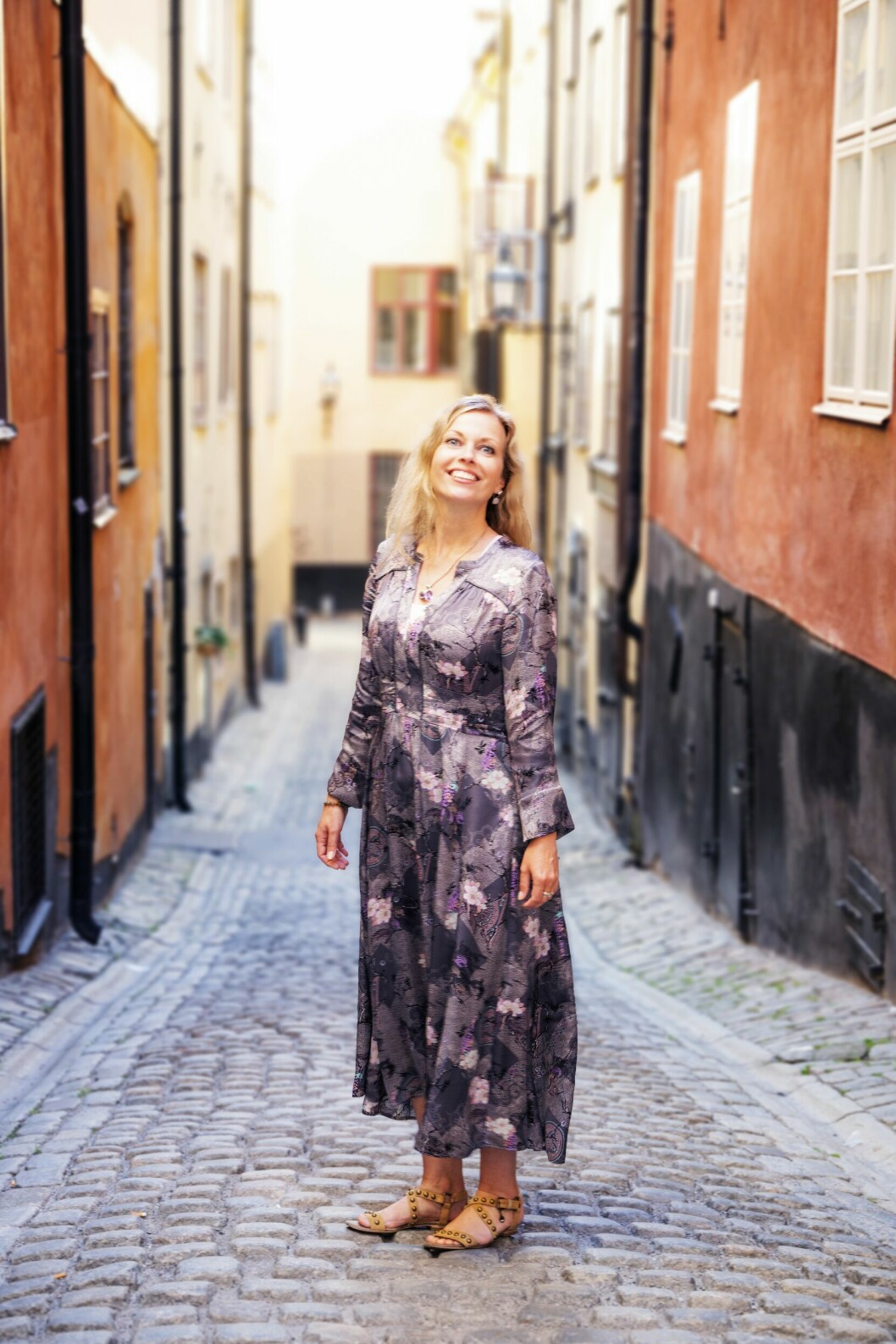 Cecilia Rojek står i en av Gamla stans smala gränder, i en miljö som hon älskar och som väcker hennes fantasi.
