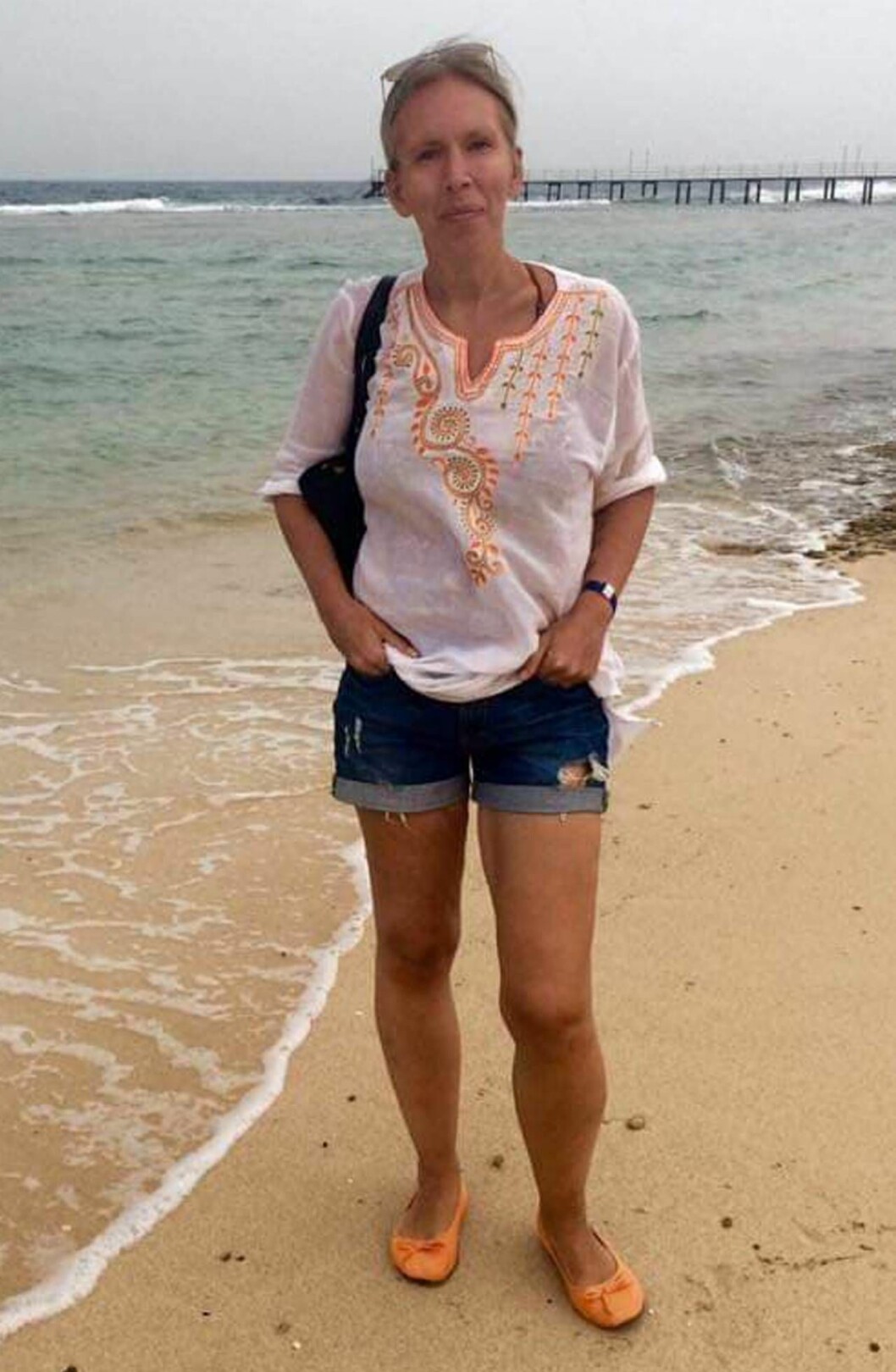 Starten på missbruket var då en av Cecilias patienter fick ett återfall. Foto: Privat Cecilia på en strand