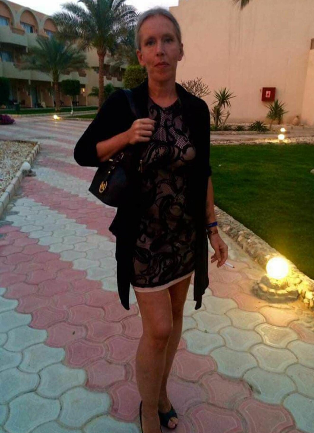 Under sitt missbruk begick Cecilia brott, för att finansiera heroinet. Foto: Privat Cecilia står framför kameran