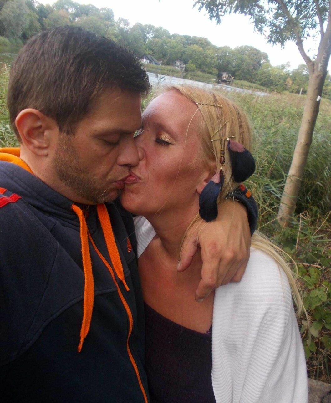 ”Deniz är som en pappa till barnen”, säger Cecilia. Foto: Privat Cecilia och Deniz kysser varandra