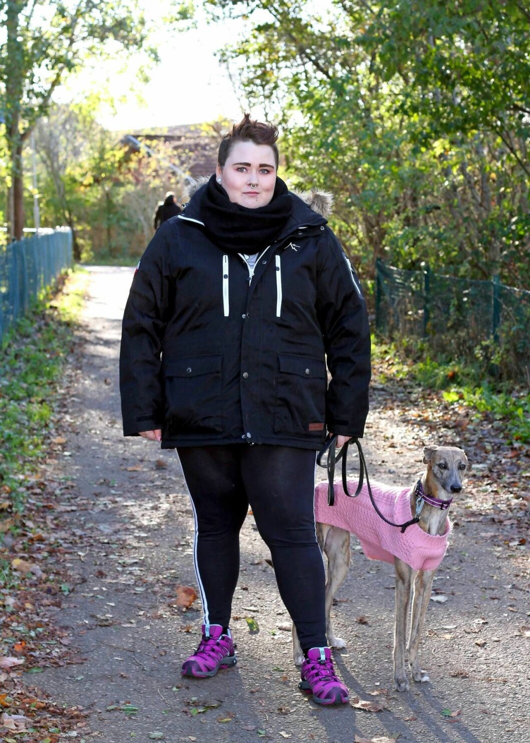 Tack vare hunden Luna Joy har Celicia fått ett helt annat liv. Hon känner sig trygg när hon är ute bland folk och ångesten känner hon knappt av. Foto: Susanne Stamming Celicia och hunden Luna Joy