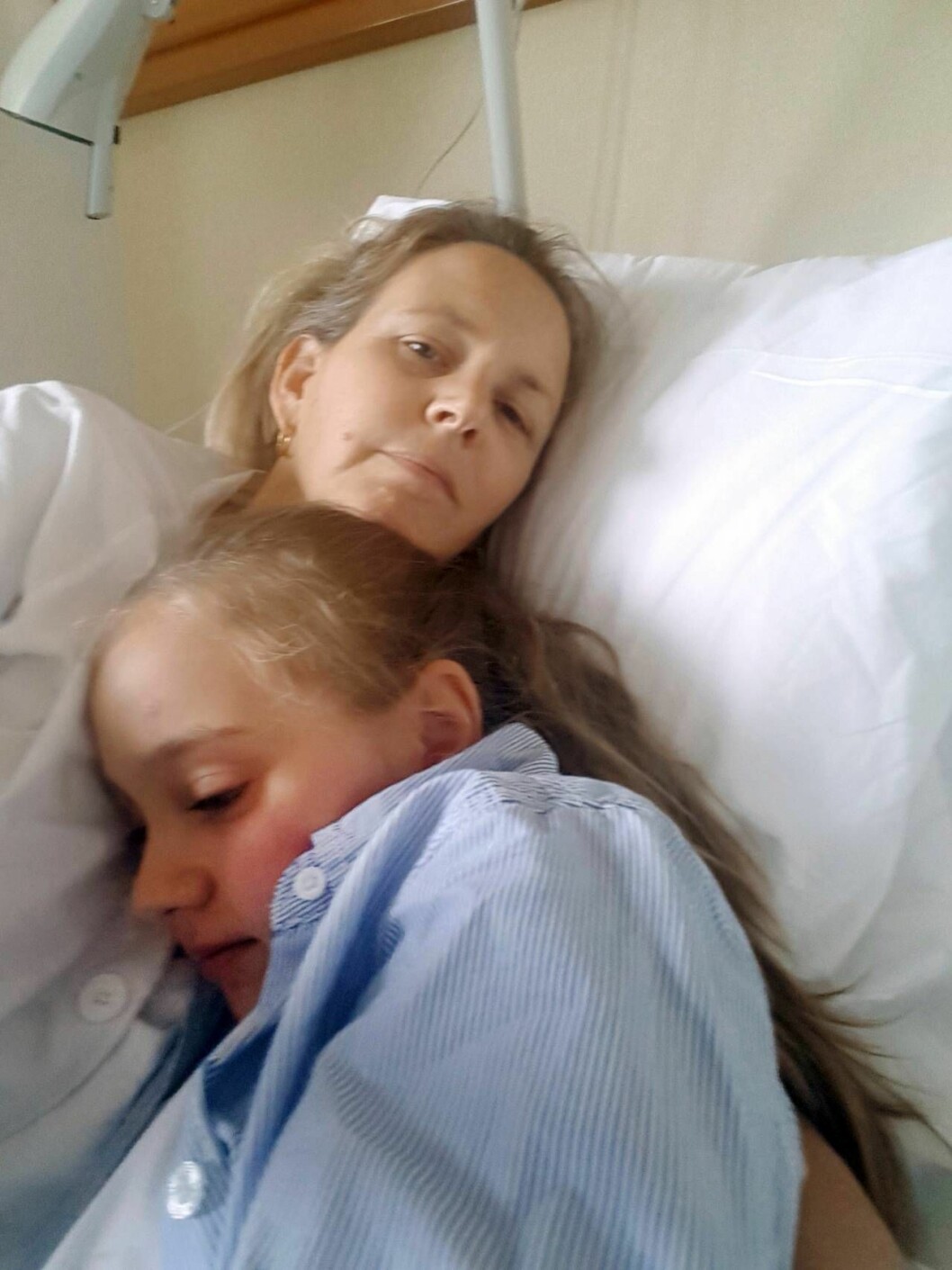 Yngsta dottern Minou vill inte släppa taget.”Det absolut tuffaste förutom bröstsmärtorna var saknaden efter mina barn”, minns Céline om tiden på sjukhus. Céline i sjukhussängen tillsammans med yngsta dottern
