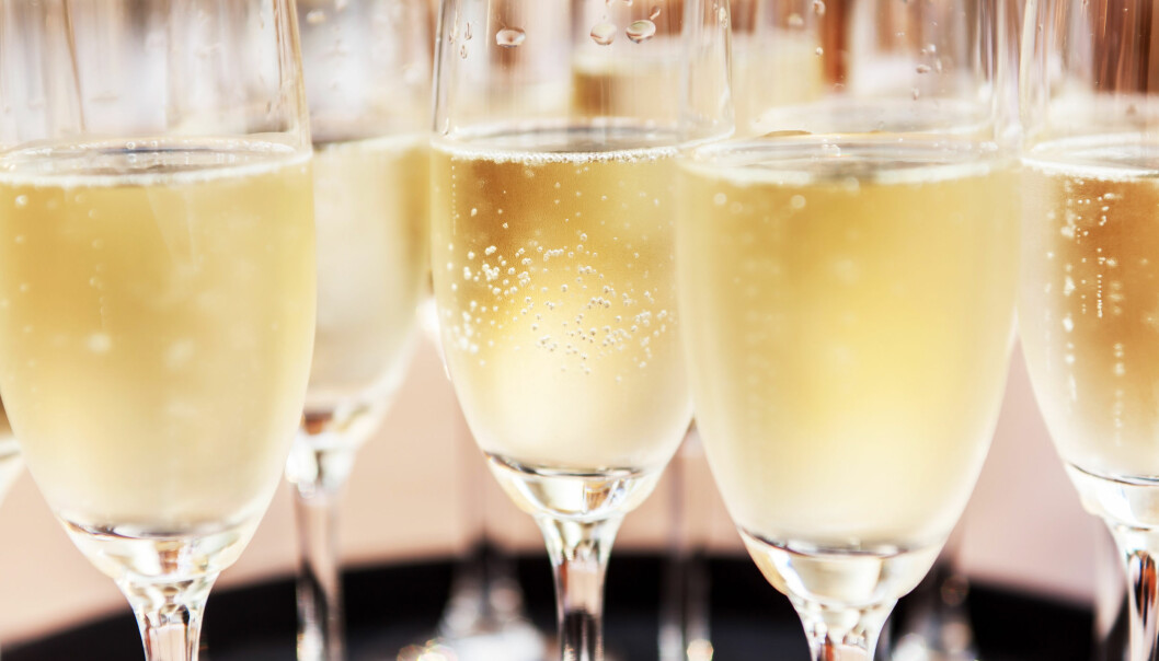Vad är egentligen skillnaden mellan champagne, cava och prosecco? Vässa kunskaperna på en bubbelprovning. Foto: Shutterstock/TT Champagneglas fyllda med mousserande vin.