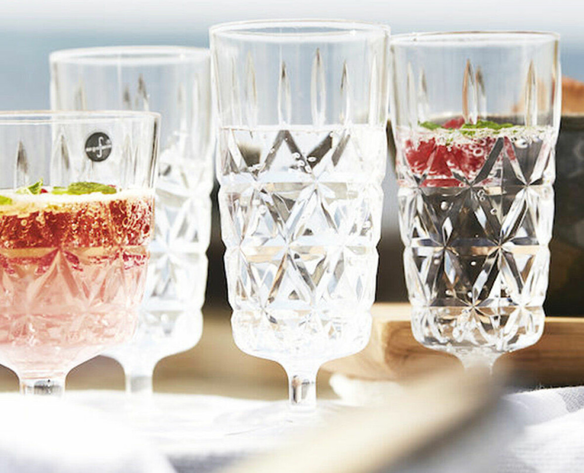 Champagneglas i plastkristall.