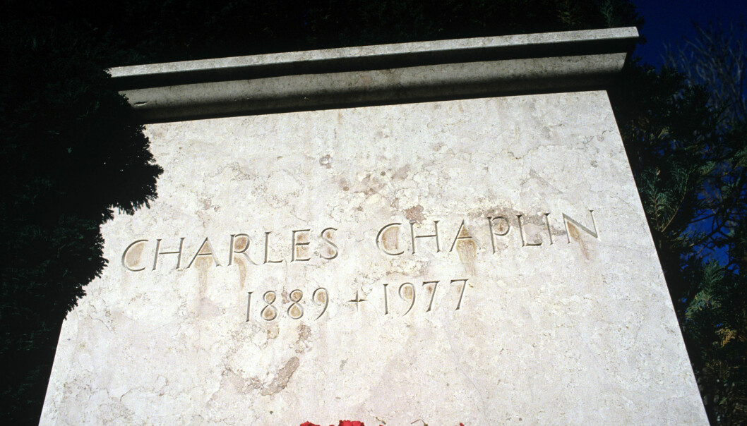 Chaplin återbördades till den sista vilan. Den här gången försäkrade man sig om att han skulle ligga kvar. Chaplins gravsten