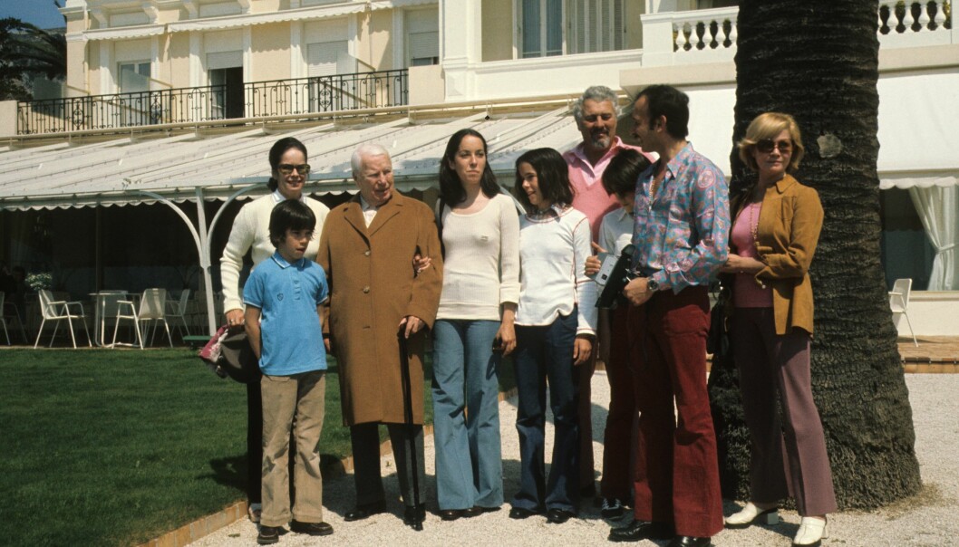 Chaplin firar sin 84-årsdag i Beaulieu med sin stora familj 1973 Charlie Chaplin med familj