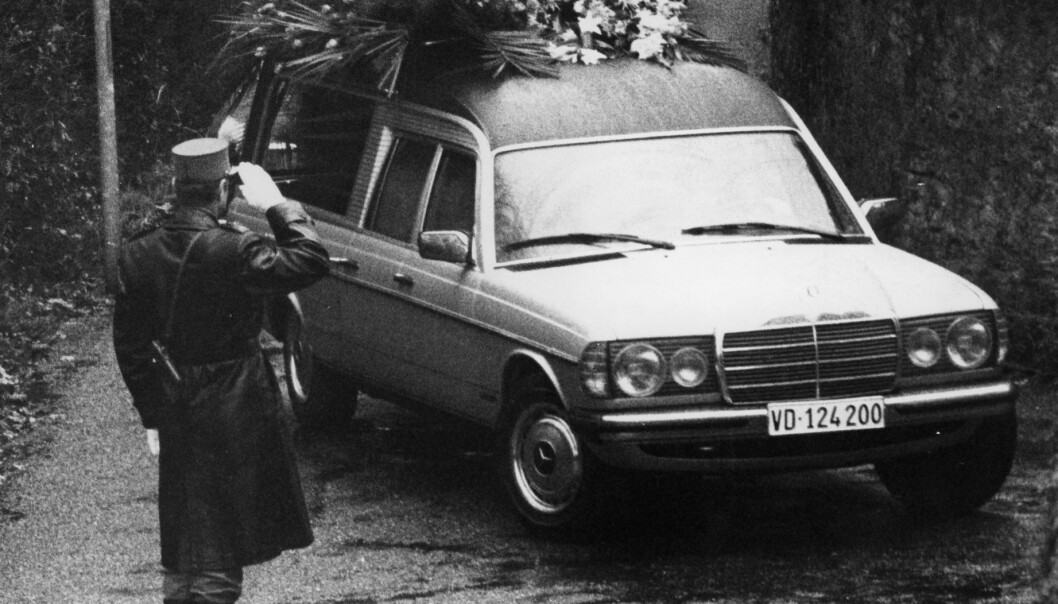 Charlie Chaplin avled på juldagen 1977 och fördes till sista vilan under stora hedersbetygelser. Stölden av kistan blev en världsnyhet. Charlie Chaplins begravning