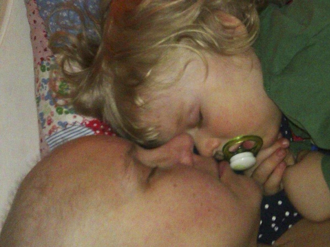 Mot alla odds blev Charlotta blev gravid med Gösta bara 7 månader efter avslutad behandling. Foto: Privat Charlotta ligger i sängen med minsta barnet Gösta