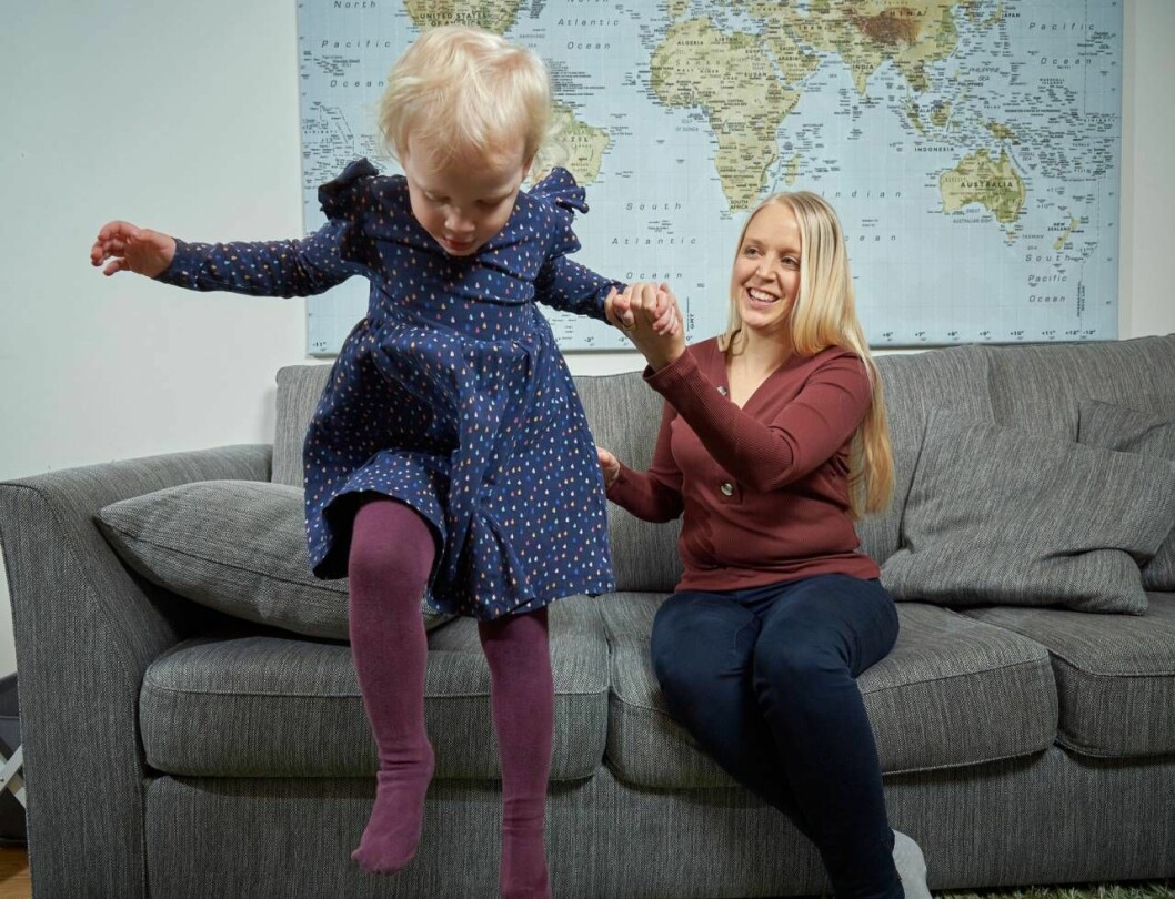 Ett genetiskt test visade att deras barn inte skulle drabbas av Pyruvate Kinase brist. Greta har inte ärvt Charlottes sjukdom. Charlotte busar med dottern Greta