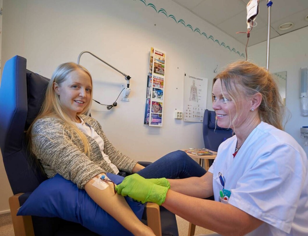 Charlotte måste få en blodtransfusion ungefär en gång i månaden. Charlotte får blod av en sköterska