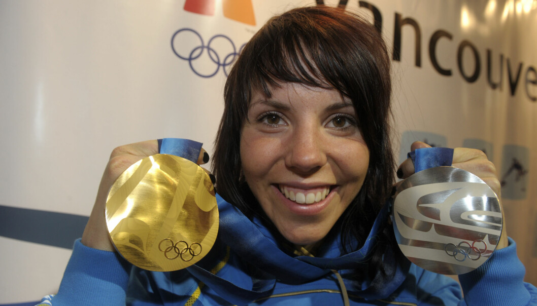 Charlotte Kalla visar upp sina medaljer, en guld och en silver, i OS 2010.