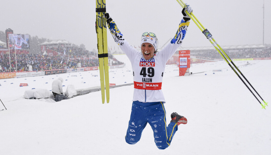 Charlotte Kalla jublar och hoppar efter att ha säkrat sitt första individuella VM-guld i Falun 2015.
