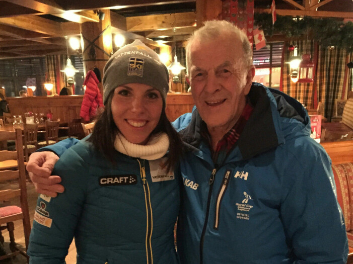 Farfar gjorde att Charlotte fick upp ögonen för skidåkningen och han har alltid stått vid hennes sida. Charlotte Kallar och farfar Bengt från WC-tävlingar i Kuusamo 2014.