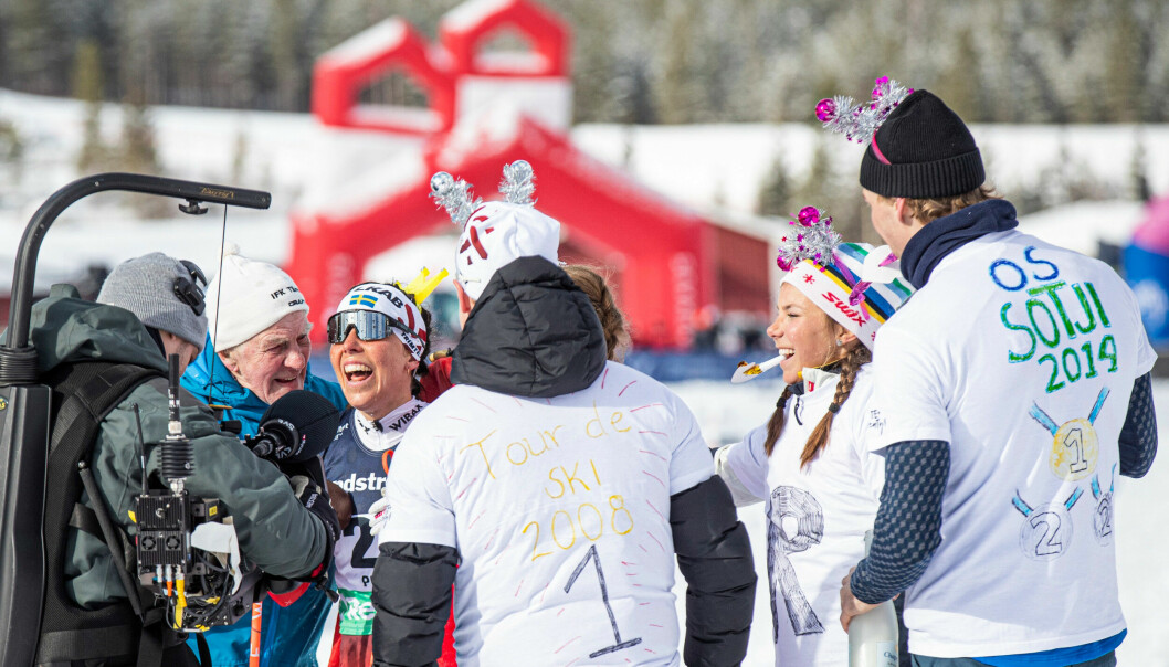 Farfar är framme och kramar om Charlotte efter hennes allra sista stora skidtävling under SM i Piteå i våren 2022. Charlotte Kallas hyllas av människor efter att ha tagit brons under skid-SM i Piteå 2022.