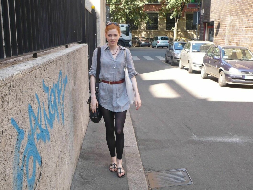 Charlotte Olsson på en gata i Milano.