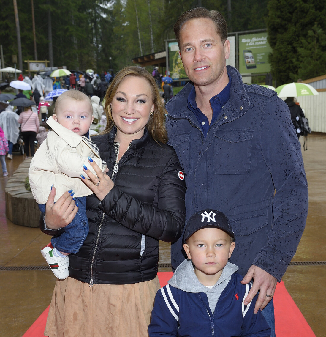 Charlotte Perrelli och Anders Jensen har två söner tillsammans – Adrian och Alvin. Här syns de alla fyra på Kolmården 2019. Charlotte Perrelli och Anders Jensen tillsammans med barnen Adrian och Alvin på Kolmården 2019.