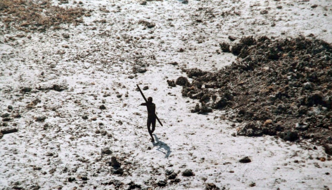När indiska kustbevakningens helikopter flög över norra sentinel blev helikoptern beskjuten med pilbåge. Indiska kustbevakningens bild från norra sentinel efter tsunamin 2004.