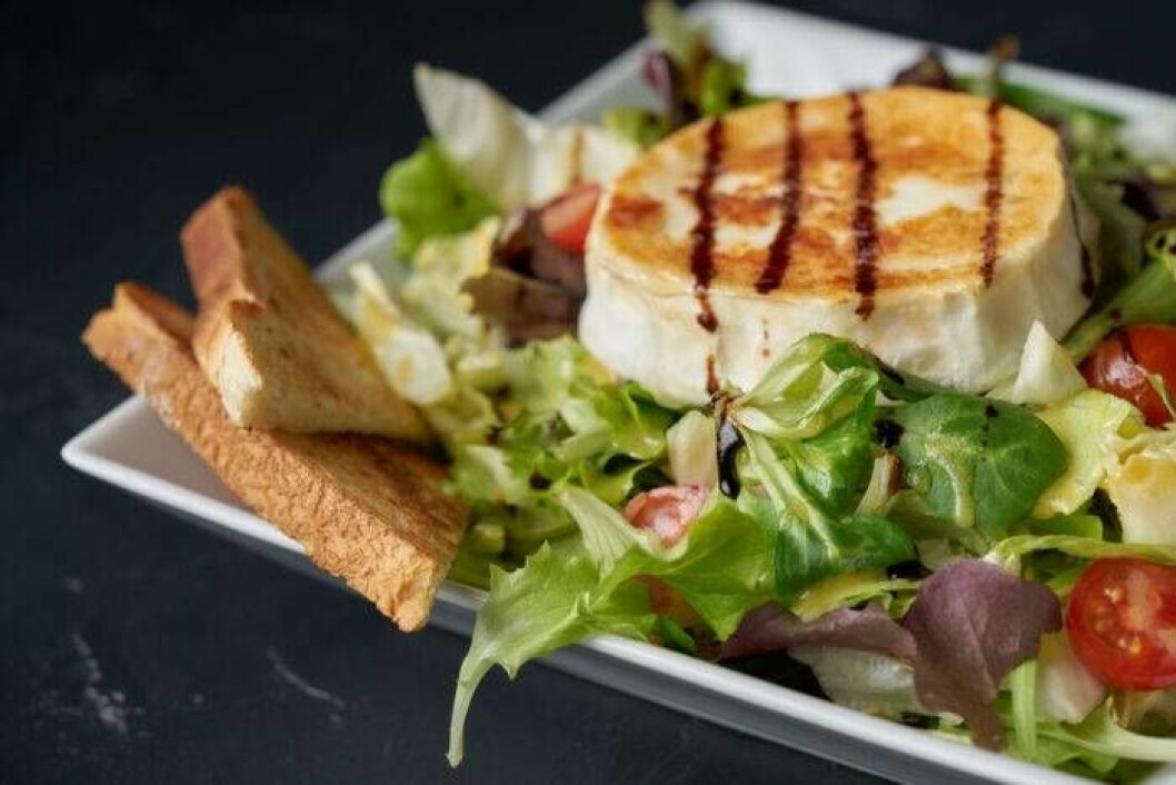 Grillad chèvre är perfekt till en matig sallad. 