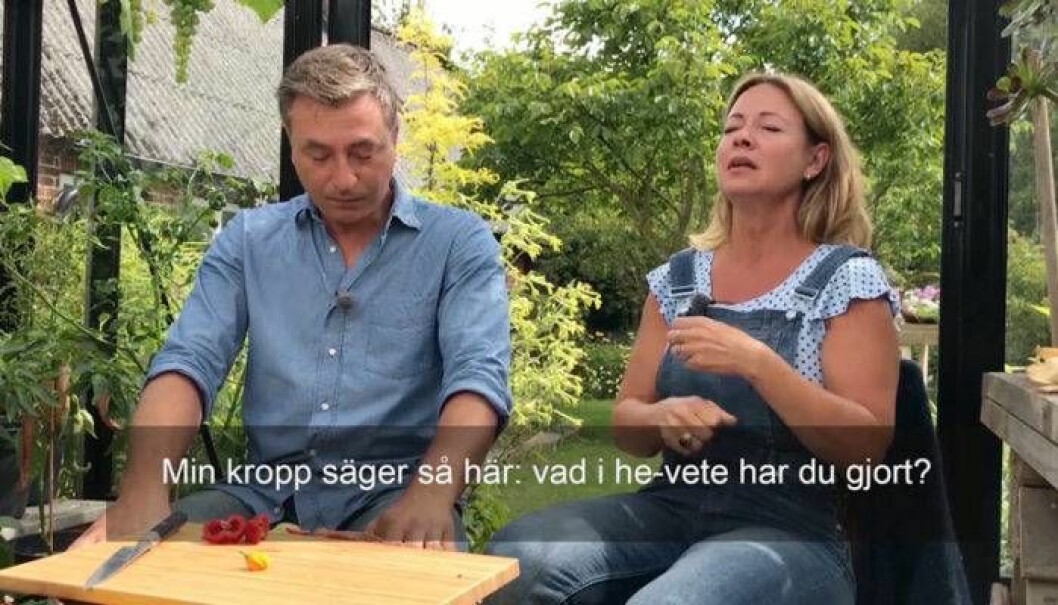 Foto: SVT Pernilla Månsson Colt och Tareq Taylor ångrar den starka chili de precis tryckt i sig.