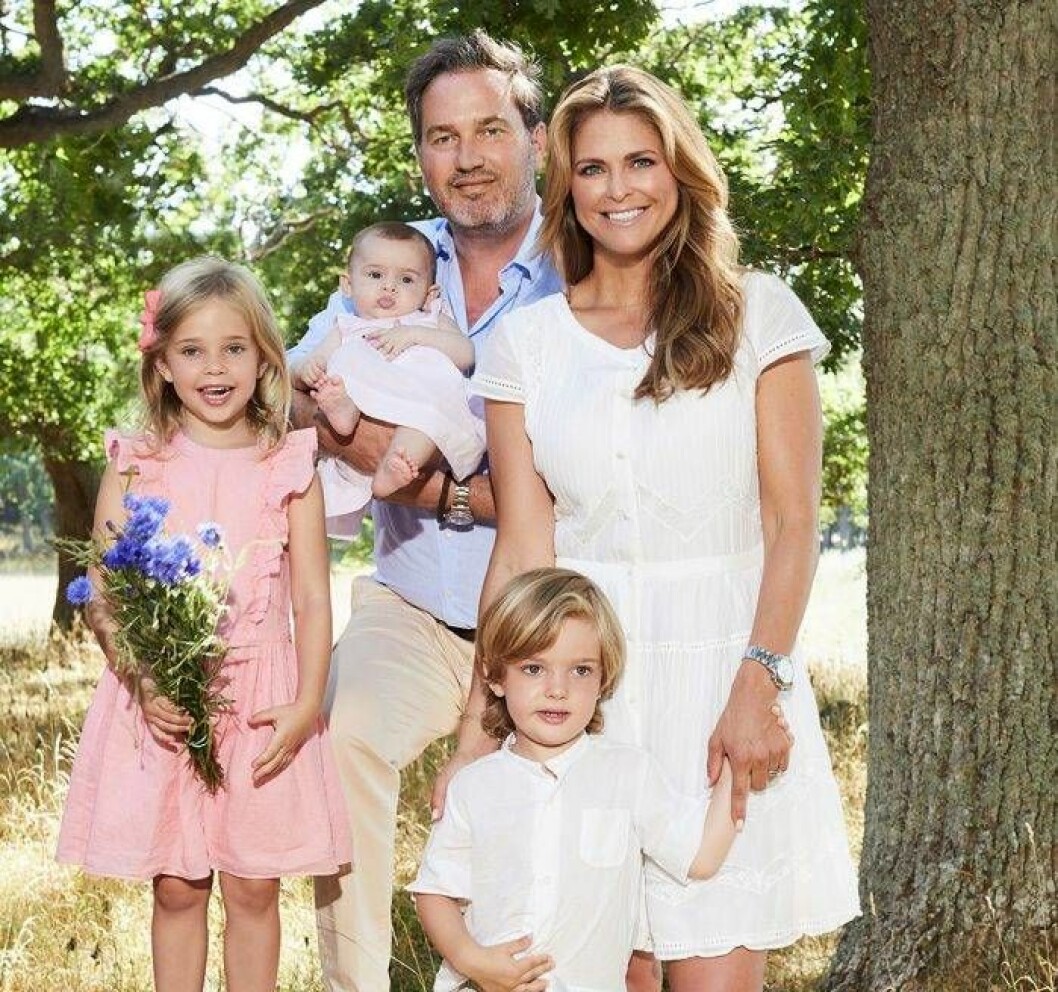 Mamma Madeleine och pappa Chris tillsamman med sina tre barn. Vi gissar att vardagslivet präglas av en hel del busig upptåg! Prinsessan Madeleine och hennes familj: Chris, prinsessan Leonore, prins Nicolas och prinsessan Adrienne.