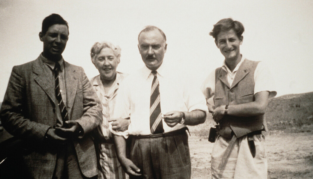 Agatha Christie med andra maken Max Mallowan i mitten. Agatha följde med sin man på flera utgrävningsexpeditioner i Mellanöstern. Agatha Christie och Max Mallowan