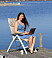 Christina Edwinsdotter Ardnor på bryggan med sin laptop, där hon skriver på sin debutroman.