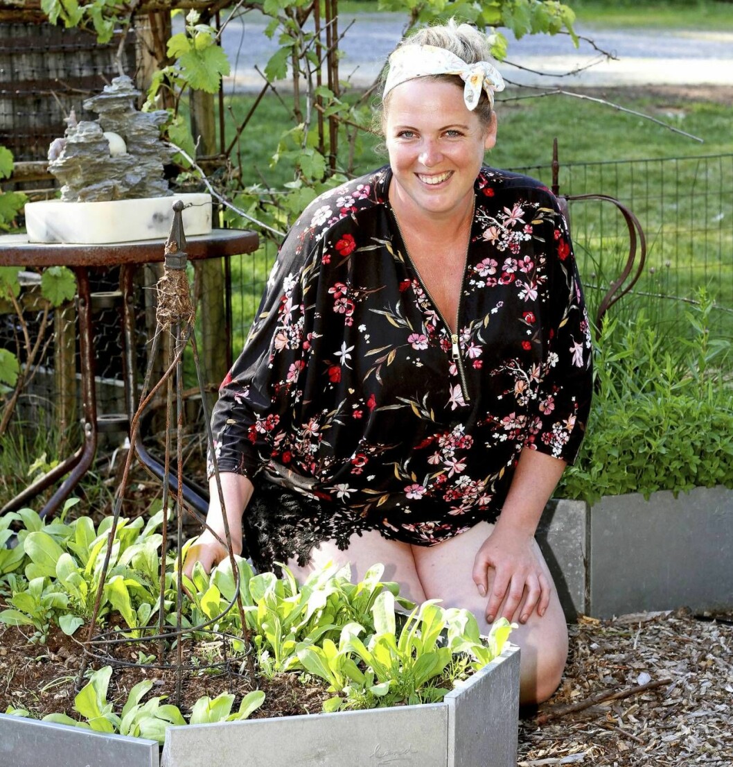 Familjen är självförsörjande på grönsaker som grönkål, lök, sallad, potatis, tomater och mycket mer. Christina framför en pallkrage med grönsaker
