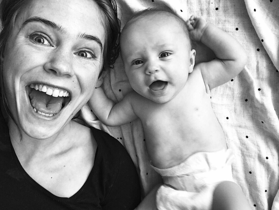 ”Tiden hemma med Pil är så otroligt värdefull och jag njuter av den till fullo”, säger Christine. Foto: Privat Christine och bebis ler mot kameran