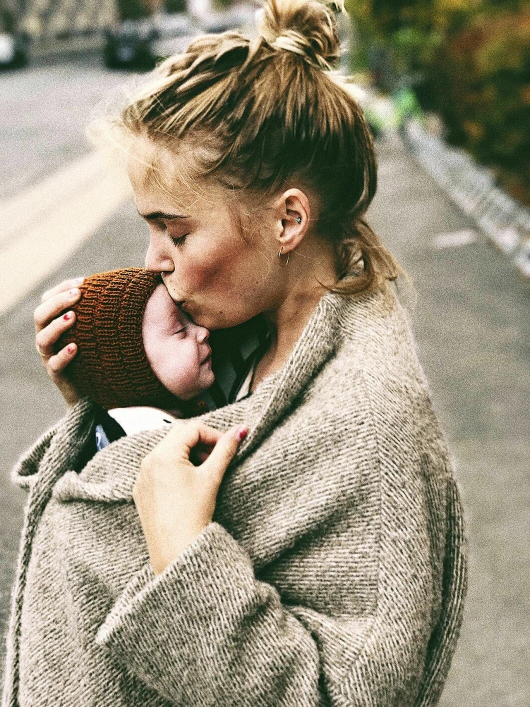 Efter 20 år med ätstörningar har Christine äntligen fått ett mer normalt förhållande till sin egen kropp. Foto: Privat Christine pussar sin bebis på huvudet