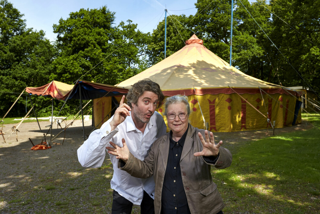 Maggan och Peter står framför ett cirkustält.