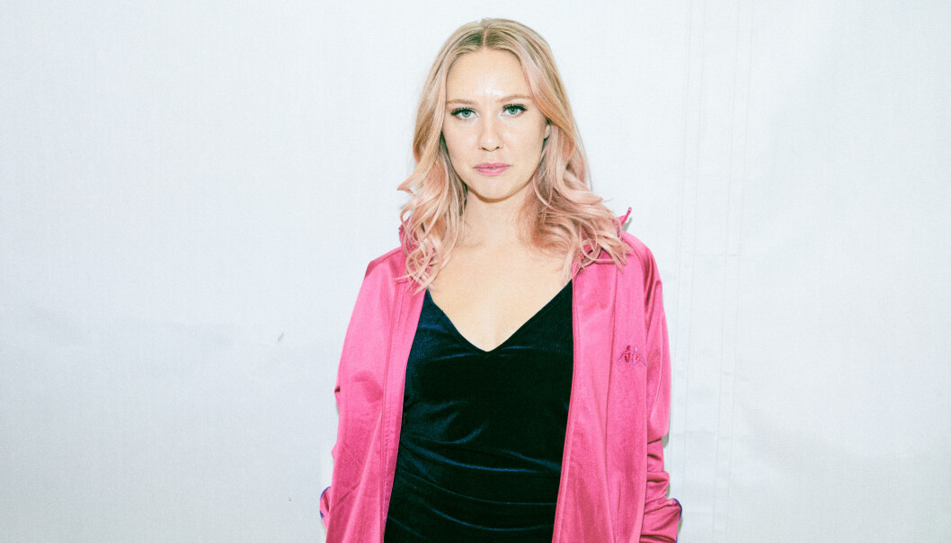 Clara Klingenström är artist och låtskrivare. Clara Klingenström i rosa kläder.