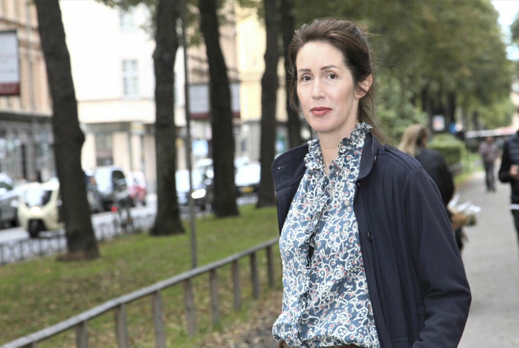 Clara Törnvall konstaterar att det i det sociala samspelet ofta ligger inlindade undertexter som hon inte förstår eller är bra på använda själv. Clara Törnvall, här i gatumiljö, berättar om hur det är att vara kvinna med högfungerande autism.