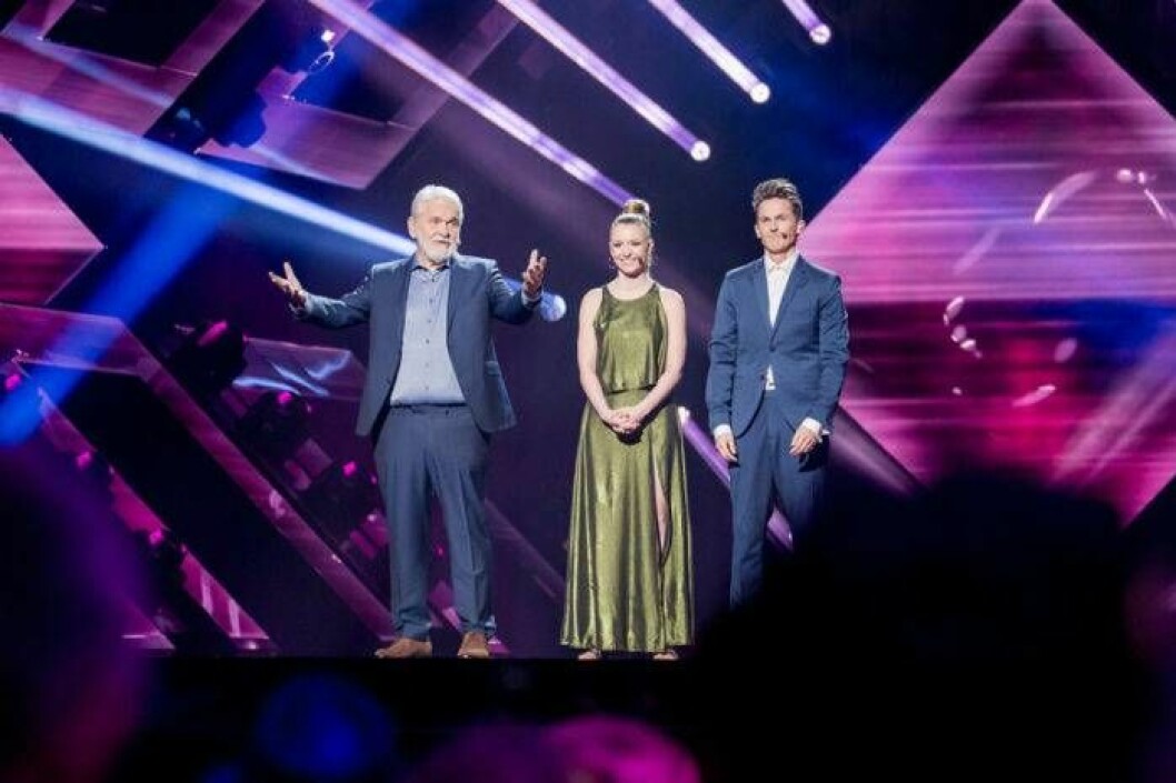 Clara Henry har berättat att hon ofta får frågor om sina programledarkolleger Hasse Andersson och David Lindgren i intervjuer – medan de får prata om sig själva. Foto: Mattz Birath Clara Henry med sina programledarkolleger Hasse Andersson och David Lindgren