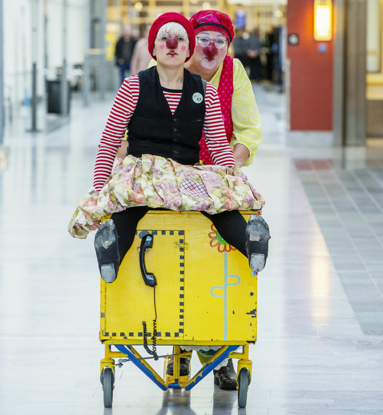 Sally och Siri gör sig redo för en rond på sjukhuset. Clownerna Sally och Siri gör sig redo för en rond på sjukhuset.